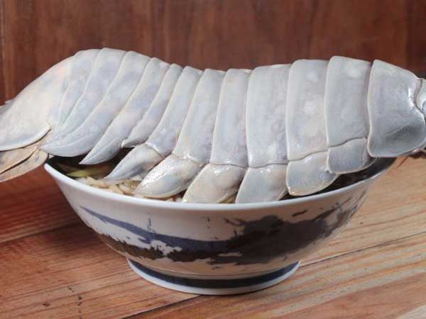 Bọ biển hấp là một món ăn có cách chế biến đơn giản
