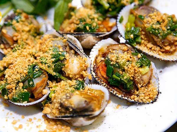 Sò lông nướng mỡ hành là một món quốc dân của mọi tín đồ hải sản