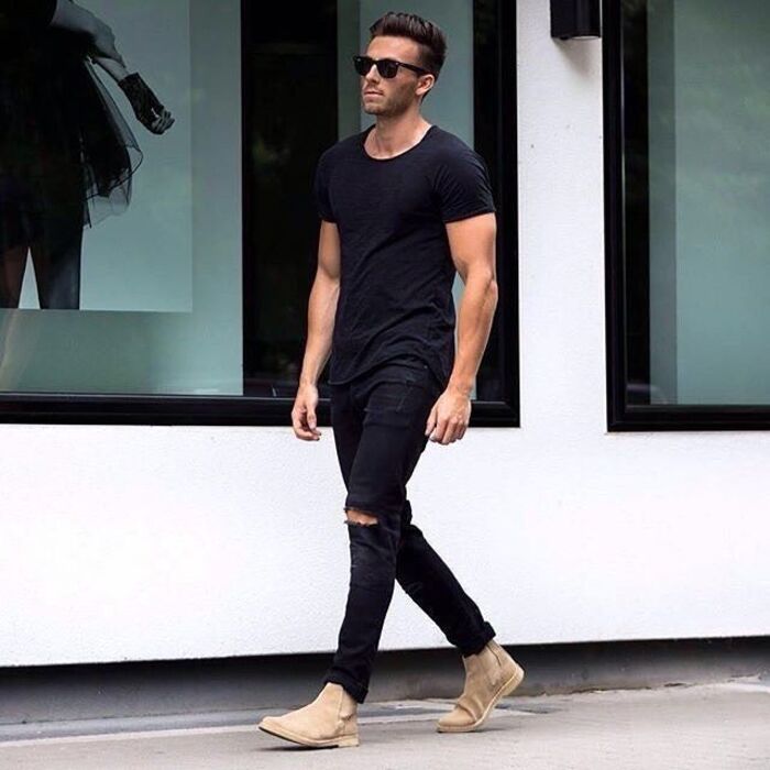 Kết hợp Chelsea boots với áo thun và quần jeans 