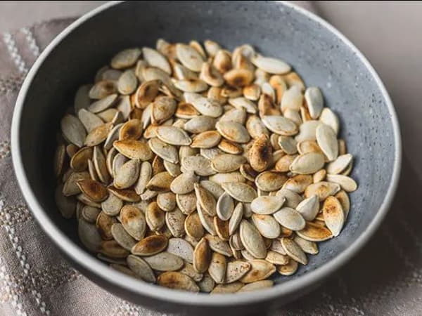 100g hạt bí rang bao nhiêu calo