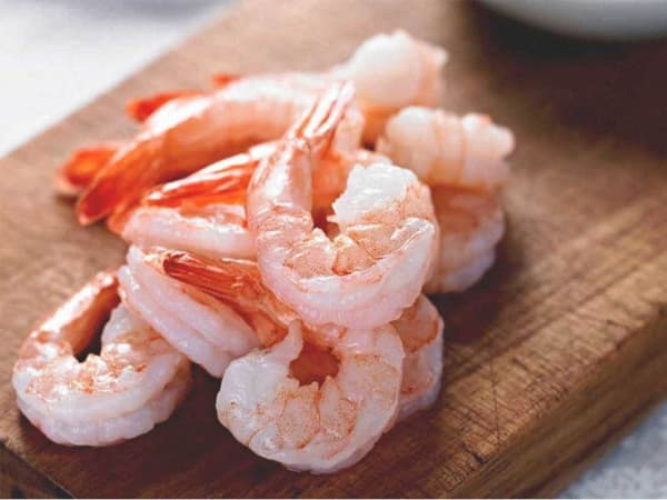 Mẹ sau sinh ăn tôm được không