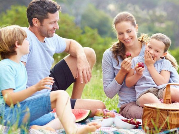 Bỏ túi kinh nghiệm ăn uống sạch cho bé khi đi du lịch