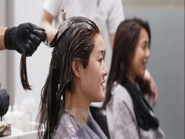 Sau sinh 4 tháng duỗi tóc được không