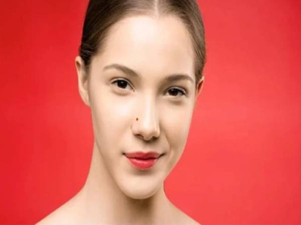 Nốt ruồi ở sống mũi bên trái nữ giới