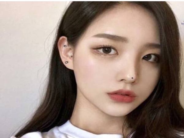 Nốt ruồi ở sống mũi nữ nói lên điều gì?
