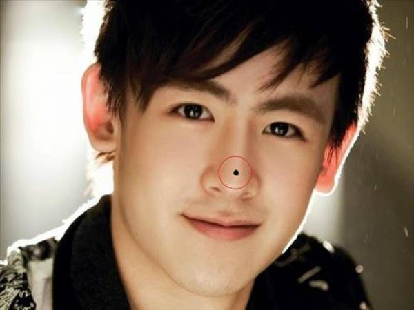 nốt ruòi ở sống mũi